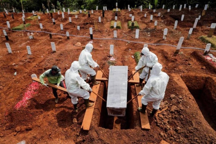 Cavar tumbas, el castigo para infractores de la mascarilla en Indonesia