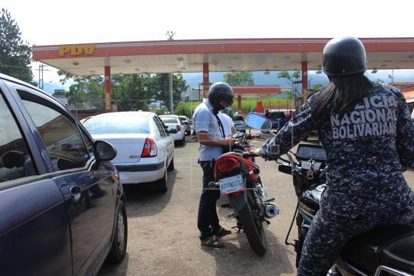 La escasez de gasolina en Venezuela, nueva arma arrojadiza