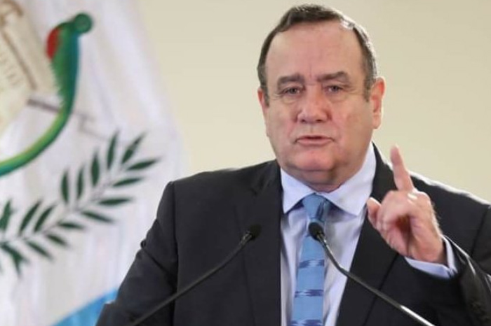 Presidente de Guatemala contrae la COVID-19 pero se encuentra estable