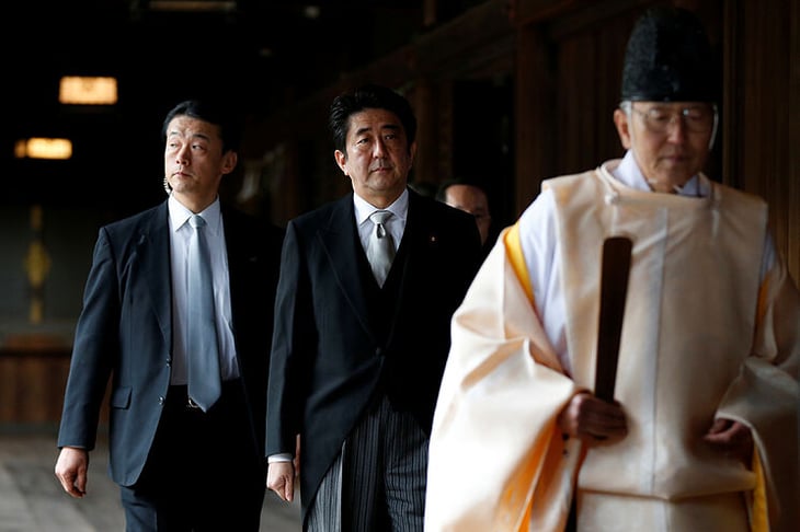 El ex primer ministro nipón Abe visita el polémico santuario de Yasukuni