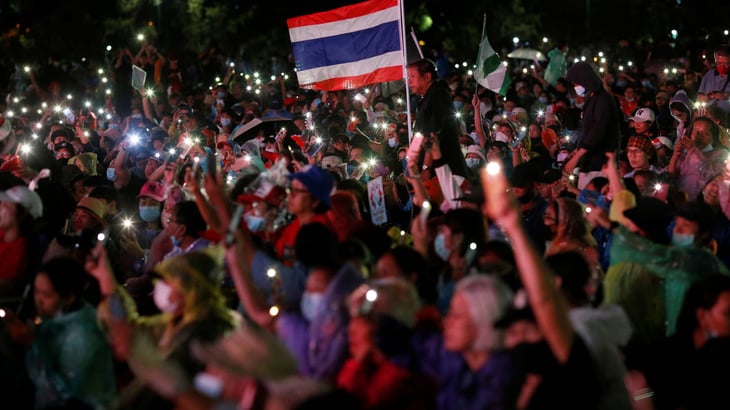 Miles de personas se manifiestan en Bangkok para pedir reformas democráticas