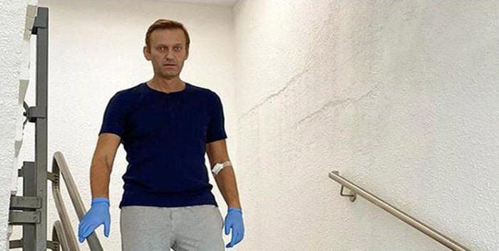 Navalni publica una foto bajando una escalera y narra sobre su recuperación