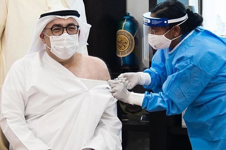 El ministro de Salud emiratí se pone la vacuna contra la COVID-19