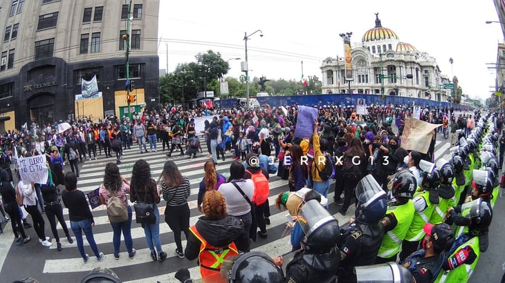 Feministas marchan en la Ciudad de México