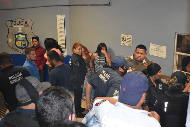 Fuerte riña entre mujeres, hombres y policías  en Monclova