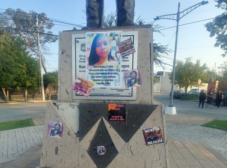 Feministas vandalizan plaza del Magisterio