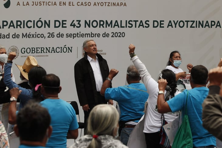 Reitera AMLO su compromiso de resolver el caso Ayotzinapa