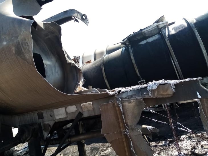 Fuerte explosión de pipa en Piedras Negras revela almacenaje clandestino de combustible