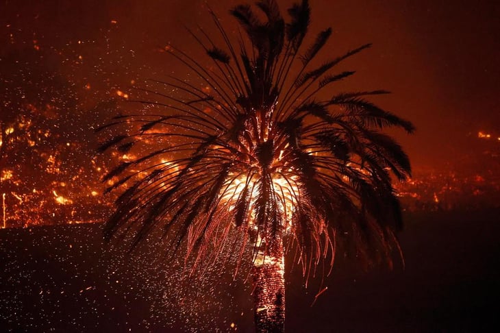 Miles de evacuados mientras  incendios se propagan en California