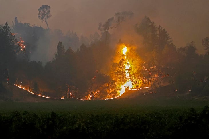 Siguen descontrolados  incendios en California
