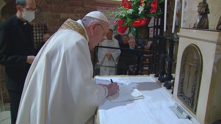El papa firma su encíclica 'Fratelli tutti' ante la tumba de San Francisco