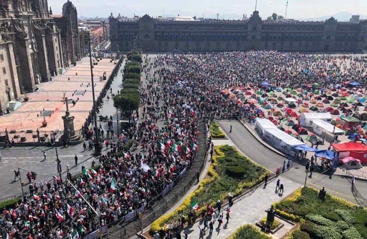 Opositores a AMLO extienden protesta a todo el Zócalo de México