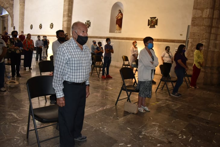 Iglesia celebra misa dominical con la presencia de feligreses 