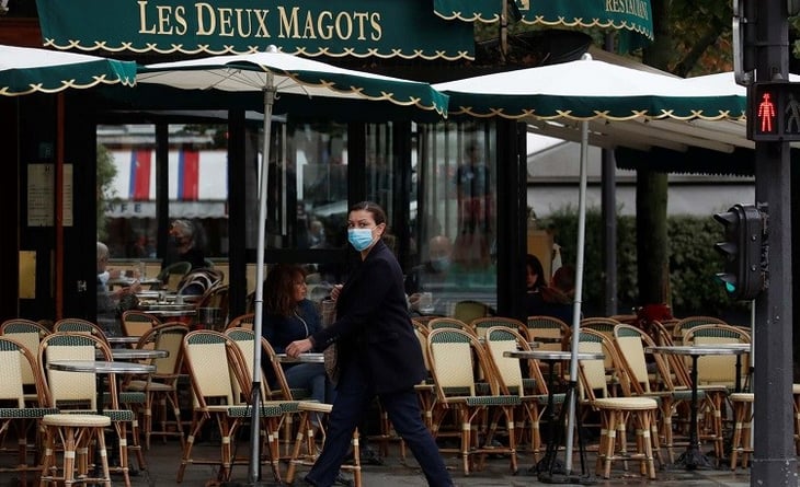 París inicia dos semanas de nuevas restricciones en bares y restaurantes