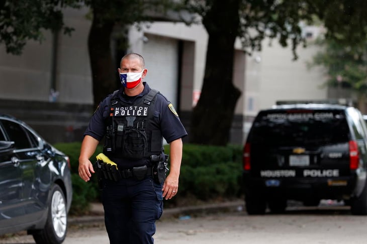 Acusan de homicidio a  policía blanco en Texas