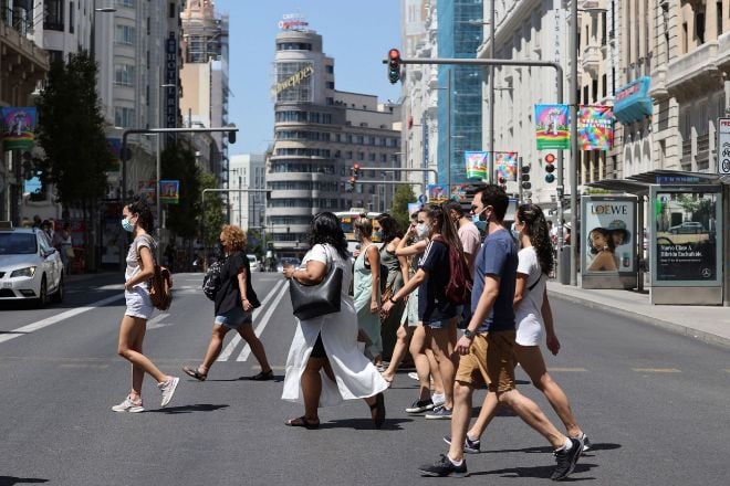 España confina a 5.7 millones de personas en municipios para frenar la covid