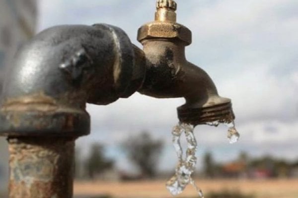 Sufren más de 500 familias por el desabasto de agua 