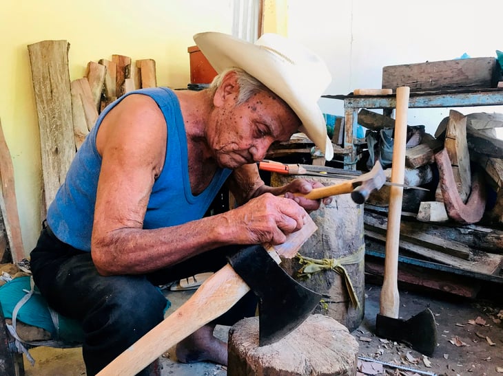 Don Valente, el anciano centenario que trabaja sin temor al virus, en Acapulco