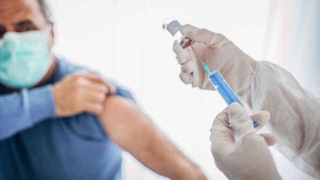 Un voluntario español en los ensayos de la vacuna de Oxford contrae la covid