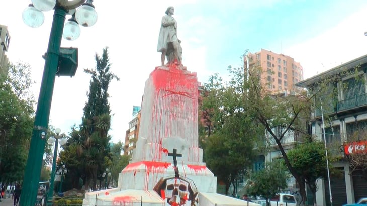 Estatua de Cristóbal Colón aparece pintada en Bolivia