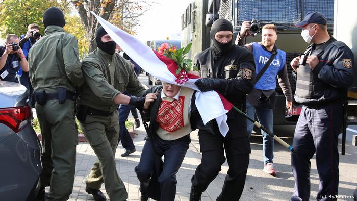 Bielorrusia amenaza con recurrir a armas letales contra manifestantes