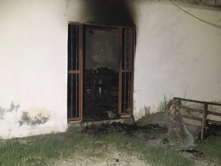 En Monclova, fuego casi consume casa