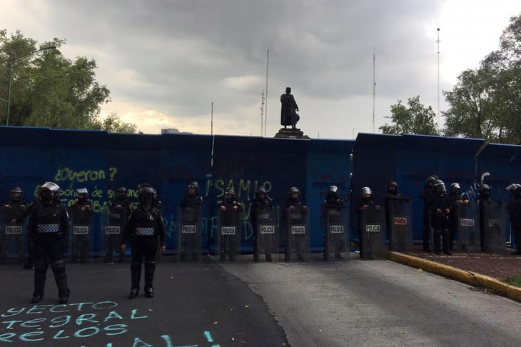 Impiden derribo de estatua de Colón en CDMX
