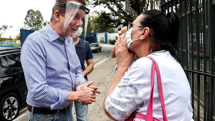 Candidato a alcalde en Brasil sugiere que los sin techo resisten más la COVID