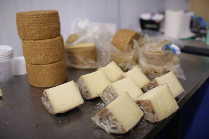 Ordena frenar venta de quesos: Secretaría de Economía