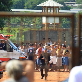 Ordenan excarcelar a presos de Brasil