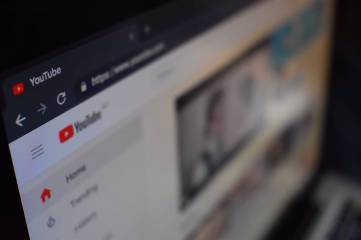 Youtube prohíbe teorías conspirativas que justifiquen la violencia 