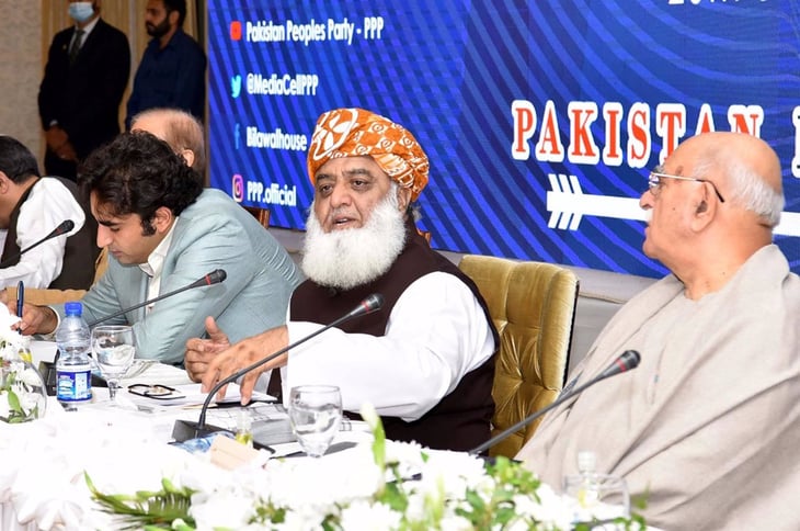 La oposición de Pakistán se une en un frente común para derrocar al Gobierno