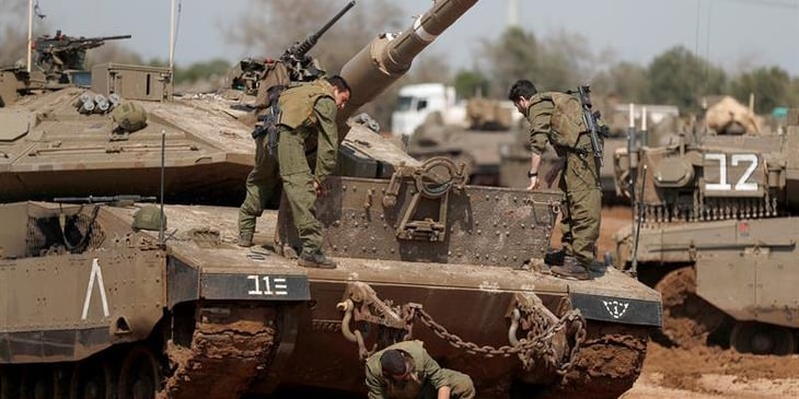 Milicianos palestinos disparan un proyectil desde Gaza hacia Israel