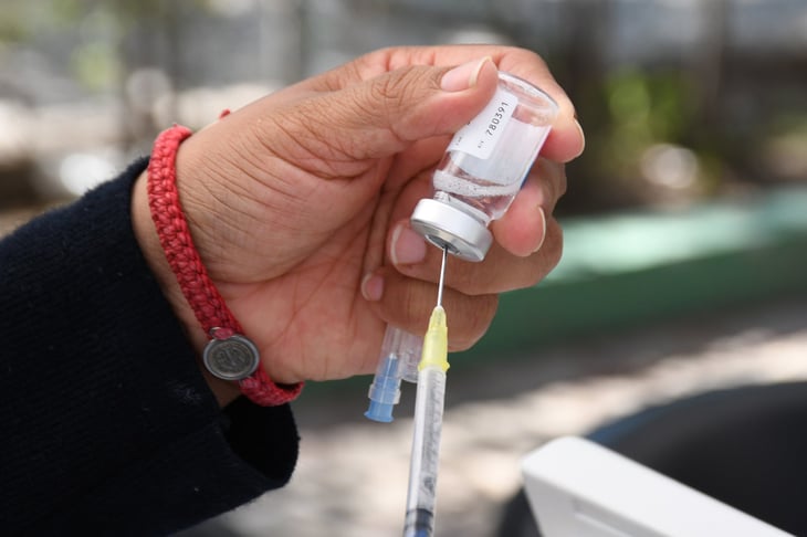 Secretaría de Salud niega escasez de dosis contra la influenza