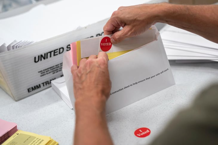 Votantes por correo en Florida denuncian papeletas con sobres ya sellados