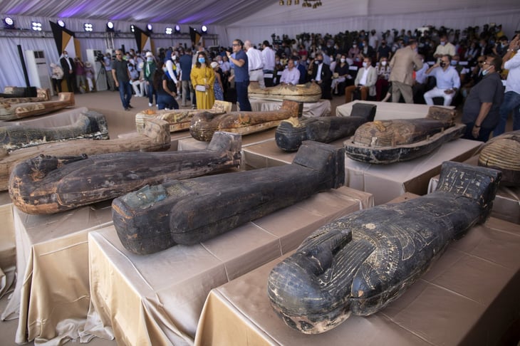 Anuncian hallazgo de 59 sarcófagos al sur de El Cairo