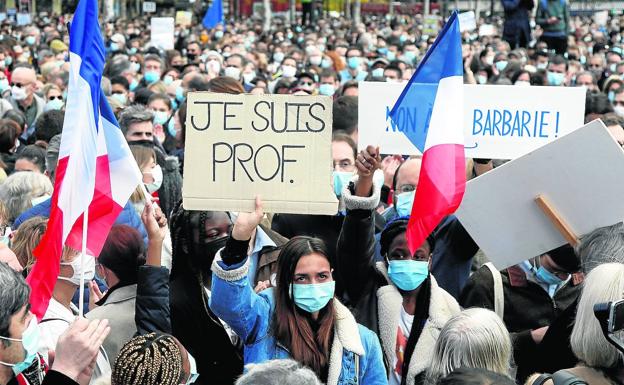 Francia homenajea como a un 'héroe' al profesor decapitado