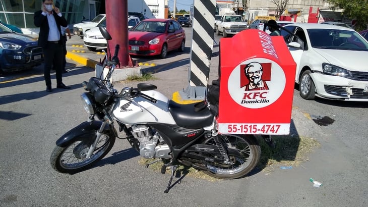 Le riegan el pollo a repartidor en Monclova