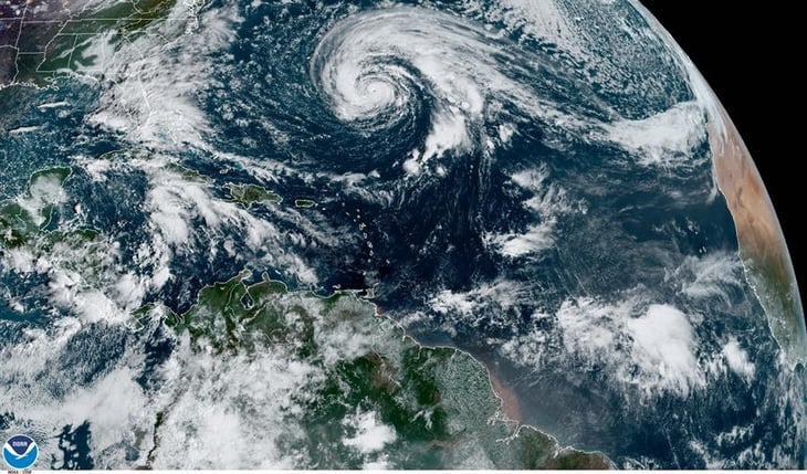 El huracán Epsilon pasa cerca a Bermudas sin causar estragos