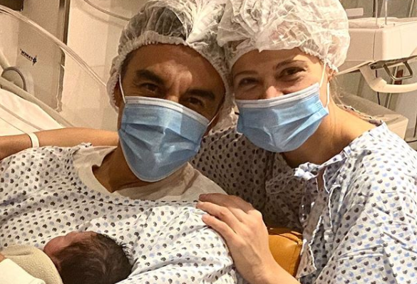 Con tierna foto, Adrián Uribe anuncia nacimiento de su hija