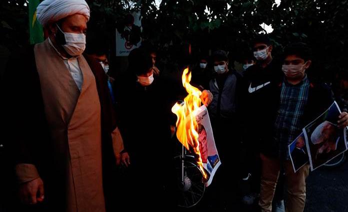 Cientos de iraníes protestan contra Francia y queman la fotografía de Macron