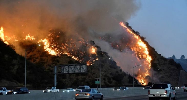 El incendio cerca de Los Ángeles baja intensidad tras quemar 5,500 hectáreas