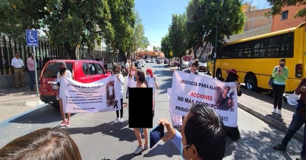 Madre se desnuda e ingresa a la Fiscalía de San Luis Potosí