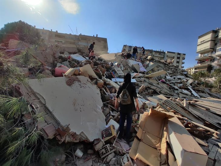 Terremoto dejó 39 muertos y Turquía teme un centenar más bajo los escombros
