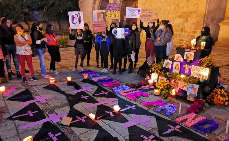 Feministas recuerdan a mujeres asesinadas en Oaxaca con ofrenda