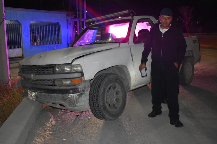 Choca y abandona camioneta en Monclova