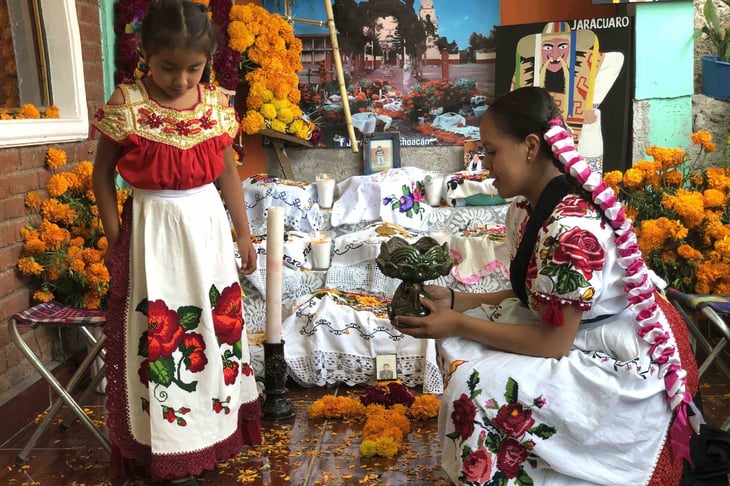 Día de Muertos: entre seguir la tradición y olvidar la sana distancia en Michoacán