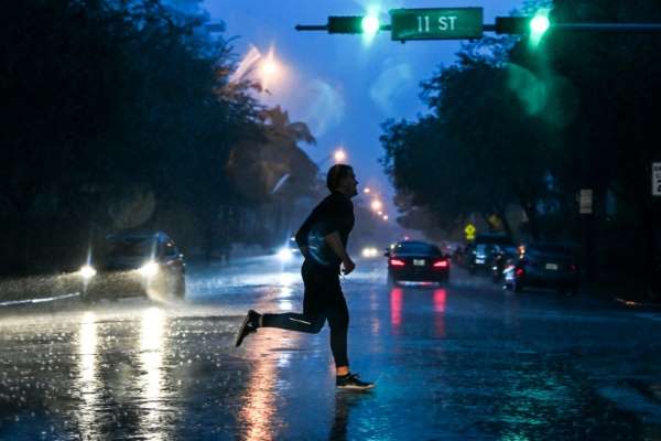 La tormenta Eta llega al sur de Florida con vientos y lluvias