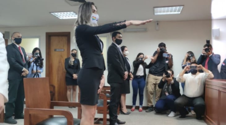 La primera abogada transexual de Paraguay jura tras cinco años de obstáculos