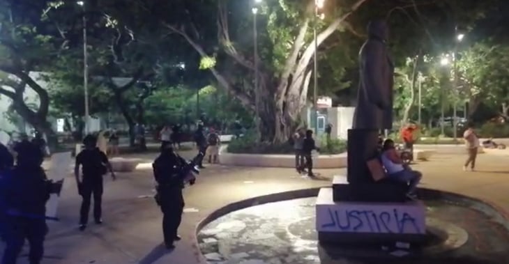 En Cancún, policía reprime con disparos protesta feminista; reportan heridos